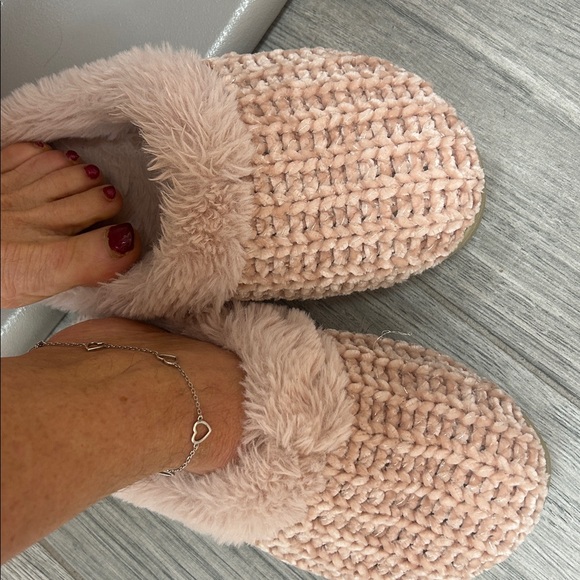 Pink fuzzy slippers feet foot gently worn used sz 6 ladies my favorite loved - Picture 8 of 9